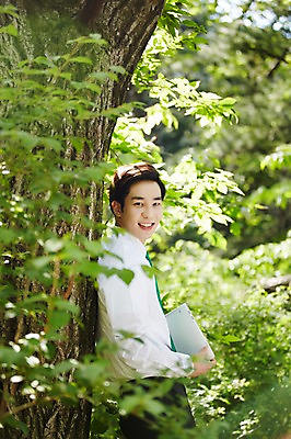 포토 JPG 주간 나무 식물 라이프스타일 남자 비즈니스 모션 휴식 산 한국 한명 서기 미소 들기 사람 동양인 정장 20대 성인 야외 옆모습 비즈니스라이프 노트북 기댐 한국인 비즈니스맨 친환경 힐링 경기도 양평 유명산 남자만 남자한명만 성인남자만 청년만 청년남자만 청년남자한명만 성인한명만 성인남자한명만 성인만 국내포토 자연요소 1 옷 아시아 뷰포인트 컨셉 표정 인종 청년 생활 전자제품 환경 직장인 파일형식