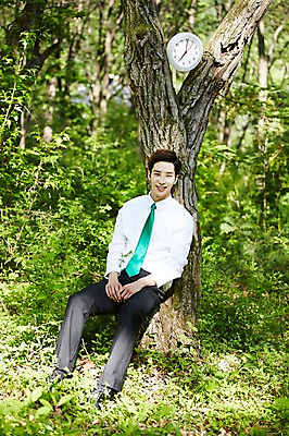 포토 JPG 주간 나무 식물 라이프스타일 남자 시계 비즈니스 모션 휴식 산 한국 한명 미소 사람 동양인 정장 20대 성인 야외 앞모습 비즈니스라이프 기댐 한국인 비즈니스맨 풀 친환경 힐링 경기도 양평 유명산 남자만 남자한명만 성인남자만 청년만 청년남자만 청년남자한명만 성인한명만 성인남자한명만 성인만 국내포토 자연요소 1 옷 아시아 뷰포인트 컨셉 표정 인종 청년 생활 환경 직장인 파일형식
