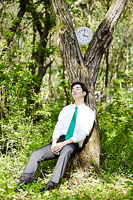 포토 JPG 주간 나무 식물 라이프스타일 남자 시계 비즈니스 모션 휴식 산 한국 한명 미소 사람 앉기 동양인 정장 20대 성인 야외 앞모습 비즈니스라이프 눈감음 기댐 한국인 비즈니스맨 친환경 힐링 경기도 양평 유명산 남자만 남자한명만 성인남자만 청년만 청년남자만 청년남자한명만 성인한명만 성인남자한명만 성인만 국내포토 자연요소 1 옷 아시아 뷰포인트 컨셉 표정 인종 청년 생활 환경 직장인 파일형식