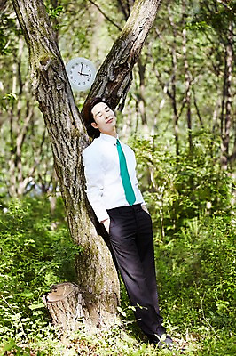 포토 JPG 주간 나무 식물 라이프스타일 남자 시계 비즈니스 모션 휴식 산 한국 한명 미소 사람 동양인 정장 20대 성인 야외 앞모습 옆모습 비즈니스라이프 눈감음 기댐 한국인 비즈니스맨 친환경 주머니손 힐링 경기도 양평 유명산 남자만 남자한명만 성인남자만 청년만 청년남자만 청년남자한명만 성인한명만 성인남자한명만 성인만 국내포토 자연요소 1 옷 아시아 뷰포인트 컨셉 표정 인종 청년 생활 환경 직장인 파일형식