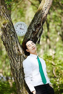 포토 JPG 주간 나무 식물 라이프스타일 남자 시계 비즈니스 모션 휴식 산 한국 한명 서기 사람 동양인 정장 상반신 20대 성인 야외 앞모습 비즈니스라이프 눈감음 기댐 한국인 비즈니스맨 친환경 주머니손 힐링 경기도 양평 유명산 남자만 남자한명만 성인남자만 청년만 청년남자만 청년남자한명만 성인한명만 성인남자한명만 성인만 국내포토 자연요소 1 옷 아시아 뷰포인트 컨셉 인종 청년 생활 환경 직장인 파일형식