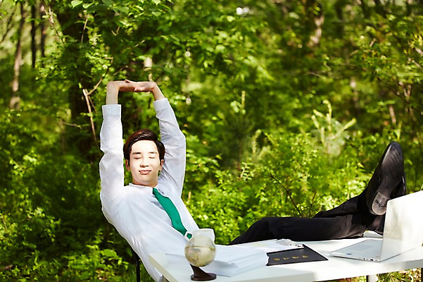 포토 JPG 주간 전신 나무 식물 라이프스타일 남자 의자 비즈니스 모션 휴식 산 한국 한명 사람 앉기 동양인 정장 20대 성인 야외 비즈니스라이프 눈감음 기댐 한국인 비즈니스맨 책상 친환경 기지개 힐링 경기도 양평 유명산 남자만 남자한명만 성인남자만 청년만 청년남자만 청년남자한명만 성인한명만 성인남자한명만 성인만 국내포토 자연요소 1 옷 아시아 가구 컨셉 인종 청년 생활 환경 직장인 파일형식