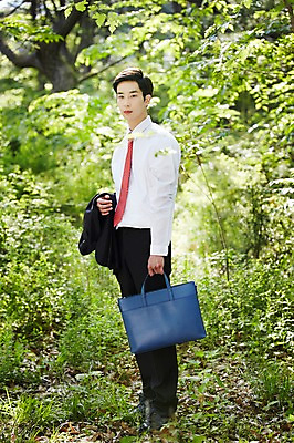 포토 JPG 주간 전신 나무 식물 라이프스타일 응시 남자 서류가방 비즈니스 모션 산 한국 한명 서기 들기 사람 동양인 정장 20대 성인 야외 옆모습 비즈니스라이프 한국인 비즈니스맨 풀 친환경 힐링 경기도 양평 유명산 남자만 남자한명만 성인남자만 청년만 청년남자만 청년남자한명만 성인한명만 성인남자한명만 성인만 국내포토 자연요소 1 시선 옷 아시아 뷰포인트 가방 인종 청년 생활 환경 직장인 파일형식