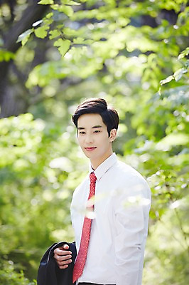 포토 JPG 주간 나무 식물 라이프스타일 남자 잎 비즈니스 모션 산 한국 한명 서기 미소 사람 동양인 정장 상반신 20대 성인 야외 앞모습 비즈니스라이프 한국인 비즈니스맨 친환경 힐링 경기도 양평 유명산 남자만 남자한명만 성인남자만 청년만 청년남자만 청년남자한명만 성인한명만 성인남자한명만 성인만 국내포토 자연요소 1 옷 아시아 뷰포인트 표정 인종 청년 생활 환경 직장인 파일형식