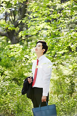 포토 JPG 주간 나무 식물 라이프스타일 응시 남자 서류가방 비즈니스 모션 산 한국 한명 서기 들기 사람 동양인 정장 상반신 20대 성인 야외 옆모습 비즈니스라이프 한국인 비즈니스맨 친환경 힐링 경기도 양평 유명산 남자만 남자한명만 성인남자만 청년만 청년남자만 청년남자한명만 성인한명만 성인남자한명만 성인만 국내포토 자연요소 1 시선 옷 아시아 뷰포인트 가방 인종 청년 생활 환경 직장인 파일형식