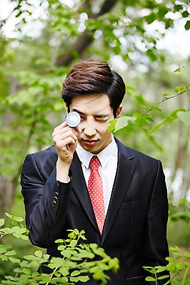 포토 JPG 주간 나무 식물 라이프스타일 남자 비즈니스 모션 전등 산 한국 한명 서기 들기 사람 동양인 정장 상반신 20대 성인 야외 앞모습 비즈니스라이프 한국인 비즈니스맨 풀 친환경 힐링 경기도 양평 유명산 남자만 남자한명만 성인남자만 청년만 청년남자만 청년남자한명만 성인한명만 성인남자한명만 성인만 국내포토 자연요소 1 옷 아시아 뷰포인트 조명 인종 청년 생활 환경 직장인 파일형식