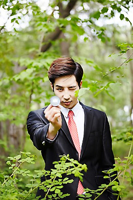 포토 JPG 주간 나무 식물 라이프스타일 남자 비즈니스 모션 전등 산 한국 한명 서기 들기 사람 동양인 정장 상반신 20대 성인 야외 앞모습 비즈니스라이프 한국인 비즈니스맨 풀 친환경 힐링 경기도 양평 유명산 남자만 남자한명만 성인남자만 청년만 청년남자만 청년남자한명만 성인한명만 성인남자한명만 성인만 국내포토 자연요소 1 옷 아시아 뷰포인트 조명 인종 청년 생활 환경 직장인 파일형식