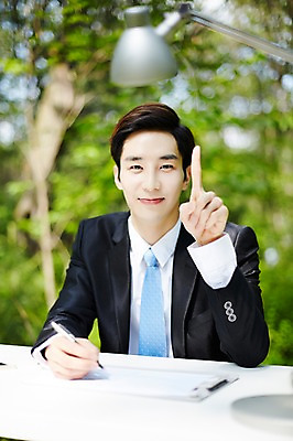 포토 JPG 주간 식물 라이프스타일 남자 비즈니스 모션 탁자 전등 산 한국 한명 미소 들기 사람 앉기 동양인 정장 손짓 상반신 20대 성인 야외 앞모습 비즈니스라이프 펜 한국인 업무 비즈니스맨 친환경 힐링 경기도 양평 유명산 남자만 남자한명만 성인남자만 청년만 청년남자만 청년남자한명만 성인한명만 성인남자한명만 성인만 국내포토 자연요소 1 옷 아시아 뷰포인트 가구 조명 표정 인종 청년 생활 필기구 환경 작업 직장인 파일형식