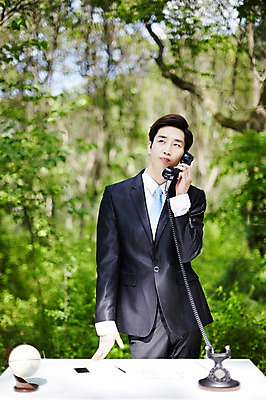 포토 JPG 주간 나무 식물 라이프스타일 응시 남자 비즈니스 모션 탁자 산 한국 한명 서기 들기 사람 동양인 정장 상반신 20대 성인 야외 앞모습 비즈니스라이프 한국인 업무 비즈니스맨 전화기 친환경 힐링 통화 경기도 양평 유명산 남자만 남자한명만 성인남자만 청년만 청년남자만 청년남자한명만 성인한명만 성인남자한명만 성인만 국내포토 자연요소 1 시선 옷 아시아 뷰포인트 가구 인종 청년 생활 환경 작업 직장인 파일형식