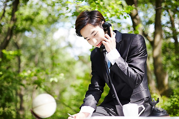 포토 JPG 주간 나무 식물 라이프스타일 남자 비즈니스 모션 산 한국 한명 미소 들기 사람 앉기 동양인 정장 상반신 20대 성인 야외 앞모습 비즈니스라이프 한국인 업무 비즈니스맨 전화기 친환경 힐링 통화 경기도 양평 유명산 남자만 남자한명만 성인남자만 청년만 청년남자만 청년남자한명만 성인한명만 성인남자한명만 성인만 국내포토 자연요소 1 옷 아시아 뷰포인트 표정 인종 청년 생활 환경 작업 직장인 파일형식