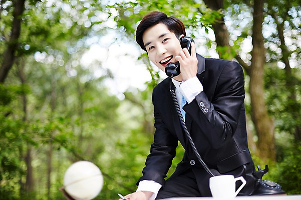포토 JPG 주간 나무 식물 라이프스타일 남자 비즈니스 모션 산 한국 한명 미소 들기 사람 앉기 동양인 정장 상반신 20대 성인 야외 앞모습 컵 비즈니스라이프 한국인 비즈니스맨 전화기 친환경 힐링 통화 경기도 양평 유명산 남자만 남자한명만 성인남자만 청년만 청년남자만 청년남자한명만 성인한명만 성인남자한명만 성인만 국내포토 자연요소 1 식기 옷 아시아 뷰포인트 표정 인종 청년 생활 환경 직장인 파일형식