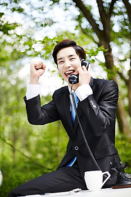 포토 JPG 주간 나무 식물 라이프스타일 남자 비즈니스 모션 산 한국 한명 미소 들기 사람 앉기 동양인 정장 손짓 상반신 20대 성인 야외 앞모습 비즈니스라이프 파이팅 한국인 업무 비즈니스맨 전화기 친환경 힐링 통화 경기도 양평 유명산 남자만 남자한명만 성인남자만 청년만 청년남자만 청년남자한명만 성인한명만 성인남자한명만 성인만 국내포토 자연요소 1 옷 아시아 뷰포인트 표정 인종 청년 생활 환경 작업 직장인 파일형식