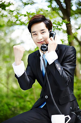 포토 JPG 주간 나무 식물 라이프스타일 남자 비즈니스 모션 산 한국 한명 미소 들기 사람 앉기 동양인 정장 손짓 상반신 20대 성인 야외 앞모습 비즈니스라이프 파이팅 한국인 업무 비즈니스맨 전화기 친환경 힐링 통화 경기도 양평 유명산 남자만 남자한명만 성인남자만 청년만 청년남자만 청년남자한명만 성인한명만 성인남자한명만 성인만 국내포토 자연요소 1 옷 아시아 뷰포인트 표정 인종 청년 생활 환경 작업 직장인 파일형식