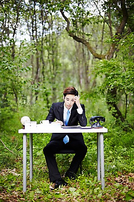 포토 JPG 주간 전신 나무 식물 라이프스타일 남자 비즈니스 모션 탁자 산 한국 한명 사람 앉기 동양인 정장 20대 성인 야외 앞모습 비즈니스라이프 한국인 기록 업무 비즈니스맨 전화기 친환경 힐링 경기도 양평 유명산 남자만 남자한명만 성인남자만 청년만 청년남자만 청년남자한명만 성인한명만 성인남자한명만 성인만 국내포토 자연요소 1 옷 아시아 뷰포인트 가구 인종 청년 생활 환경 작업 직장인 파일형식