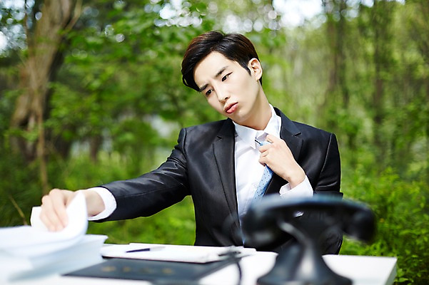 포토 JPG 주간 라이프스타일 남자 비즈니스 모션 탁자 산 한국 한명 사람 앉기 동양인 정장 상반신 20대 성인 야외 앞모습 비즈니스라이프 한국인 업무 비즈니스맨 전화기 친환경 문서 힐링 경기도 양평 유명산 남자만 남자한명만 성인남자만 청년만 청년남자만 청년남자한명만 성인한명만 성인남자한명만 성인만 국내포토 자연요소 1 옷 아시아 뷰포인트 가구 인종 청년 생활 환경 작업 직장인 파일형식