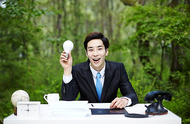 포토 JPG 주간 나무 식물 라이프스타일 남자 비즈니스 전구 모션 탁자 산 한국 한명 미소 들기 사람 앉기 동양인 정장 상반신 20대 성인 야외 앞모습 비즈니스라이프 한국인 비즈니스맨 전화기 친환경 힐링 경기도 양평 유명산 남자만 남자한명만 성인남자만 청년만 청년남자만 청년남자한명만 성인한명만 성인남자한명만 성인만 국내포토 자연요소 1 옷 아시아 뷰포인트 가구 표정 인종 청년 생활 환경 직장인 파일형식