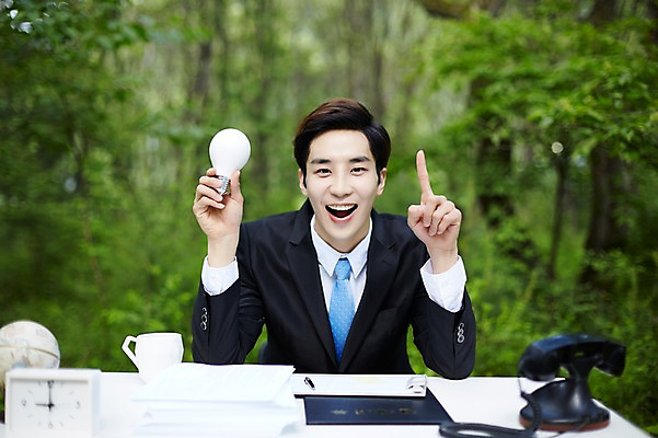 포토 JPG 주간 나무 식물 라이프스타일 남자 비즈니스 전구 모션 탁자 산 한국 한명 미소 들기 사람 앉기 동양인 정장 손짓 상반신 20대 성인 야외 앞모습 비즈니스라이프 한국인 가리킴 비즈니스맨 전화기 친환경 힐링 경기도 양평 유명산 남자만 남자한명만 성인남자만 청년만 청년남자만 청년남자한명만 성인한명만 성인남자한명만 성인만 국내포토 자연요소 1 옷 아시아 뷰포인트 가구 표정 인종 청년 생활 환경 직장인 파일형식
