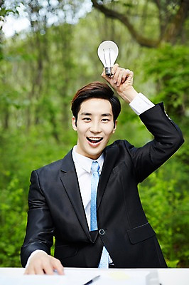 포토 JPG 주간 나무 식물 라이프스타일 남자 생각 비즈니스 전구 모션 산 한국 한명 미소 들기 사람 앉기 동양인 정장 상반신 20대 성인 야외 앞모습 비즈니스라이프 한국인 비즈니스맨 친환경 힐링 경기도 양평 유명산 남자만 남자한명만 성인남자만 청년만 청년남자만 청년남자한명만 성인한명만 성인남자한명만 성인만 국내포토 자연요소 1 옷 아시아 뷰포인트 표정 인종 청년 생활 환경 직장인 파일형식