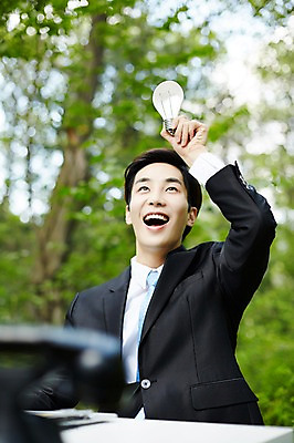 포토 JPG 주간 나무 식물 라이프스타일 응시 남자 생각 비즈니스 전구 모션 산 한국 한명 미소 들기 사람 앉기 동양인 정장 상반신 20대 성인 야외 앞모습 비즈니스라이프 한국인 비즈니스맨 친환경 힐링 경기도 양평 유명산 남자만 남자한명만 성인남자만 청년만 청년남자만 청년남자한명만 성인한명만 성인남자한명만 성인만 국내포토 자연요소 1 시선 옷 아시아 뷰포인트 표정 인종 청년 생활 환경 직장인 파일형식