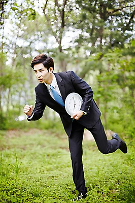 포토 JPG 주간 전신 나무 식물 라이프스타일 남자 시계 비즈니스 모션 산 한국 한명 들기 사람 동양인 정장 20대 성인 야외 앞모습 비즈니스라이프 달리기 한국인 비즈니스맨 풀 친환경 힐링 경기도 7시 양평 유명산 남자만 남자한명만 성인남자만 청년만 청년남자만 청년남자한명만 성인한명만 성인남자한명만 성인만 국내포토 자연요소 1 옷 아시아 뷰포인트 인종 청년 생활 환경 시간 직장인 파일형식