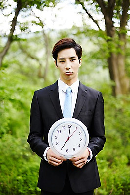 포토 JPG 주간 라이프스타일 남자 시계 비즈니스 모션 산 한국 한명 서기 들기 사람 동양인 정장 상반신 20대 성인 야외 앞모습 비즈니스라이프 한국인 비즈니스맨 친환경 힐링 경기도 7시 양평 유명산 남자만 남자한명만 성인남자만 청년만 청년남자만 청년남자한명만 성인한명만 성인남자한명만 성인만 국내포토 자연요소 1 옷 아시아 뷰포인트 인종 청년 생활 환경 시간 직장인 파일형식