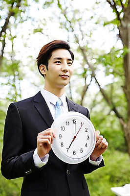 포토 JPG 주간 나무 식물 라이프스타일 응시 남자 시계 비즈니스 모션 산 한국 한명 서기 미소 들기 사람 동양인 정장 상반신 20대 성인 야외 앞모습 비즈니스라이프 한국인 비즈니스맨 친환경 힐링 경기도 7시 양평 유명산 남자만 남자한명만 성인남자만 청년만 청년남자만 청년남자한명만 성인한명만 성인남자한명만 성인만 국내포토 자연요소 1 시선 옷 아시아 뷰포인트 표정 인종 청년 생활 환경 시간 직장인 파일형식