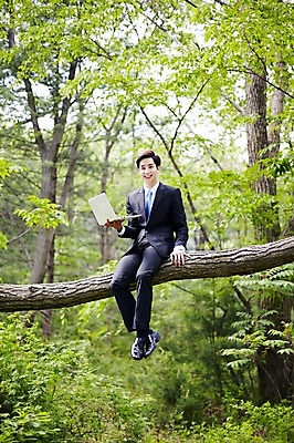 포토 JPG 주간 전신 식물 라이프스타일 남자 비즈니스 모션 산 한국 한명 미소 들기 사람 앉기 동양인 정장 20대 성인 야외 앞모습 비즈니스라이프 노트북 한국인 비즈니스맨 친환경 힐링 경기도 양평 유명산 남자만 남자한명만 성인남자만 청년만 청년남자만 청년남자한명만 성인한명만 성인남자한명만 성인만 국내포토 자연요소 1 옷 아시아 뷰포인트 표정 인종 청년 생활 전자제품 환경 직장인 파일형식