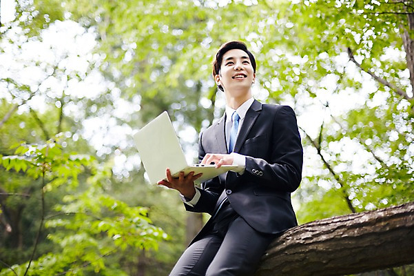 포토 JPG 주간 나무 식물 라이프스타일 응시 남자 비즈니스 모션 산 한국 한명 미소 들기 사람 앉기 동양인 정장 상반신 20대 성인 야외 비즈니스라이프 노트북 한국인 비즈니스맨 친환경 힐링 경기도 양평 유명산 남자만 남자한명만 성인남자만 청년만 청년남자만 청년남자한명만 성인한명만 성인남자한명만 성인만 국내포토 자연요소 1 시선 옷 아시아 표정 인종 청년 생활 전자제품 환경 직장인 파일형식