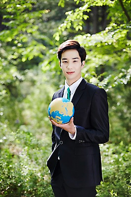 포토 JPG 주간 나무 식물 라이프스타일 남자 비즈니스 모션 산 한국 한명 서기 미소 들기 사람 동양인 정장 상반신 20대 성인 야외 앞모습 비즈니스라이프 지구본 글로벌비즈니스 한국인 비즈니스맨 친환경 힐링 경기도 양평 유명산 남자만 남자한명만 성인남자만 청년만 청년남자만 청년남자한명만 성인한명만 성인남자한명만 성인만 국내포토 자연요소 1 옷 아시아 뷰포인트 표정 인종 청년 생활 글로벌 환경 직장인 파일형식