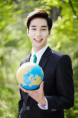 포토 JPG 주간 라이프스타일 남자 비즈니스 모션 산 한국 한명 서기 미소 들기 사람 동양인 정장 상반신 20대 성인 야외 앞모습 비즈니스라이프 지구본 글로벌비즈니스 한국인 비즈니스맨 친환경 힐링 경기도 양평 유명산 남자만 남자한명만 성인남자만 청년만 청년남자만 청년남자한명만 성인한명만 성인남자한명만 성인만 국내포토 자연요소 1 옷 아시아 뷰포인트 표정 인종 청년 생활 글로벌 환경 직장인 파일형식