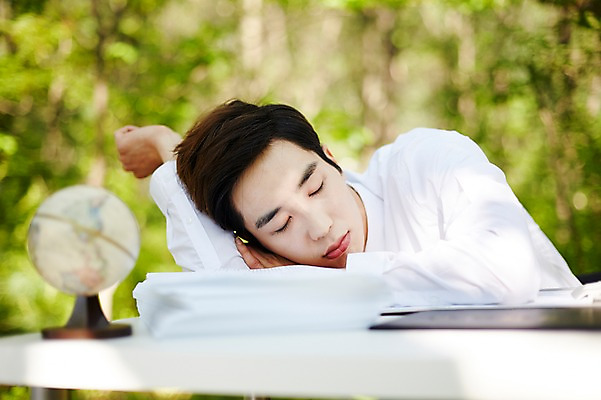 포토 JPG 주간 라이프스타일 남자 엎드리기 비즈니스 모션 휴식 산 한국 한명 사람 앉기 동양인 정장 상반신 20대 성인 야외 비즈니스라이프 눈감음 한국인 비즈니스맨 책상 친환경 힐링 경기도 양평 유명산 남자만 남자한명만 성인남자만 청년만 청년남자만 청년남자한명만 성인한명만 성인남자한명만 성인만 국내포토 자연요소 1 옷 아시아 가구 컨셉 인종 청년 생활 환경 직장인 파일형식