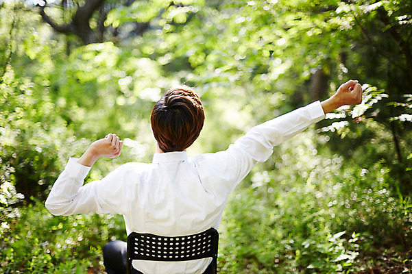 포토 JPG 주간 나무 식물 라이프스타일 남자 의자 비즈니스 모션 휴식 산 한국 한명 사람 앉기 동양인 정장 손짓 상반신 20대 성인 야외 뒷모습 비즈니스라이프 한국인 비즈니스맨 친환경 기지개 힐링 경기도 양평 유명산 남자만 남자한명만 성인남자만 청년만 청년남자만 청년남자한명만 성인한명만 성인남자한명만 성인만 국내포토 자연요소 1 옷 아시아 뷰포인트 가구 컨셉 인종 청년 생활 환경 직장인 파일형식