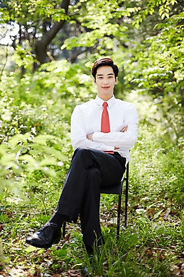 포토 JPG 주간 전신 나무 식물 라이프스타일 남자 의자 비즈니스 모션 휴식 산 한국 한명 미소 사람 앉기 동양인 정장 20대 성인 야외 앞모습 비즈니스라이프 팔짱 한국인 비즈니스맨 풀 친환경 힐링 경기도 양평 유명산 남자만 남자한명만 성인남자만 청년만 청년남자만 청년남자한명만 성인한명만 성인남자한명만 성인만 국내포토 자연요소 1 옷 아시아 뷰포인트 가구 컨셉 표정 인종 청년 생활 환경 직장인 파일형식