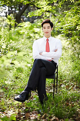 포토 JPG 주간 전신 나무 식물 라이프스타일 응시 남자 의자 비즈니스 모션 휴식 산 한국 한명 미소 사람 앉기 동양인 정장 20대 성인 야외 비즈니스라이프 팔짱 한국인 비즈니스맨 풀 친환경 힐링 경기도 양평 유명산 남자만 남자한명만 성인남자만 청년만 청년남자만 청년남자한명만 성인한명만 성인남자한명만 성인만 국내포토 자연요소 1 시선 옷 아시아 가구 컨셉 표정 인종 청년 생활 환경 직장인 파일형식