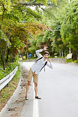 포토 JPG 주간 전신 나무 식물 라이프스타일 남자 도로 여유 맨라이프 여행 배낭 모션 자연 휴식 한국 한명 서기 미소 사람 동양인 손짓 20대 성인 야외 앞모습 활발 한국인 즐거움 배낭여행 활기 경기도 양평 유명산 히치하이킹 남자만 남자한명만 성인남자만 청년만 청년남자만 청년남자한명만 성인한명만 성인남자한명만 성인만 국내포토 자연요소 1 감정 아시아 길 뷰포인트 컨셉 가방 교통시설 산 표정 인종 청년 생활 생태계 파일형식