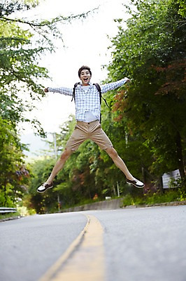 포토 JPG 주간 전신 나무 식물 라이프스타일 남자 도로 여유 맨라이프 여행 배낭 모션 휴식 한국 한명 미소 사람 동양인 손짓 20대 성인 야외 앞모습 점프 활발 한국인 즐거움 배낭여행 활기 경기도 손뻗기 양평 유명산 남자만 남자한명만 성인남자만 청년만 청년남자만 청년남자한명만 성인한명만 성인남자한명만 성인만 국내포토 자연요소 1 감정 아시아 길 뷰포인트 컨셉 가방 교통시설 산 표정 인종 청년 생활 파일형식