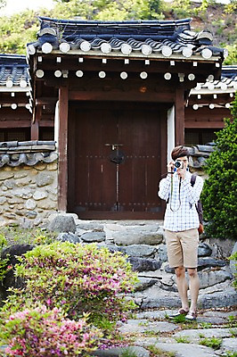 포토 JPG 주간 전신 식물 한국문화 한국전통 라이프스타일 남자 여유 맨라이프 여행 배낭 모션 휴식 기와집 한명 서기 들기 사람 동양인 20대 성인 야외 앞모습 카메라 사진촬영 활발 한국인 즐거움 배낭여행 활기 경기도 양평 유명산 남자만 남자한명만 성인남자만 청년만 청년남자만 청년남자한명만 성인한명만 성인남자한명만 성인만 국내포토 자연요소 1 동양문화 전통 감정 뷰포인트 컨셉 가방 산 한옥 한국 인종 청년 생활 전자제품 촬영 파일형식