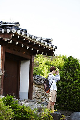 포토 JPG 주간 전신 나무 식물 한국문화 한국전통 라이프스타일 남자 여유 맨라이프 여행 배낭 모션 휴식 기와집 한명 서기 들기 사람 동양인 20대 성인 야외 옆모습 카메라 사진촬영 활발 한국인 즐거움 배낭여행 활기 경기도 양평 유명산 남자만 남자한명만 성인남자만 청년만 청년남자만 청년남자한명만 성인한명만 성인남자한명만 성인만 국내포토 자연요소 1 동양문화 전통 감정 뷰포인트 컨셉 가방 산 한옥 한국 인종 청년 생활 전자제품 촬영 파일형식