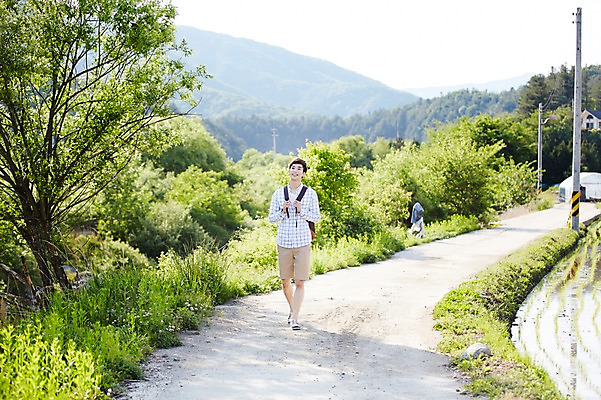 포토 JPG 주간 전신 나무 식물 라이프스타일 남자 길 여유 맨라이프 여행 배낭 모션 휴식 한국 한명 사람 동양인 풍경 20대 성인 야외 앞모습 걷기 활발 한국인 풀 구경 즐거움 배낭여행 활기 경기도 양평 유명산 남자만 남자한명만 성인남자만 청년만 청년남자만 청년남자한명만 성인한명만 성인남자한명만 성인만 국내포토 자연요소 1 감정 아시아 뷰포인트 컨셉 가방 산 인종 청년 생활 파일형식