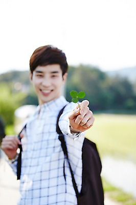 포토 JPG 주간 식물 라이프스타일 남자 여유 맨라이프 여행 잎 배낭 모션 휴식 한국 한명 서기 미소 들기 사람 동양인 상반신 20대 성인 야외 앞모습 아웃포커스 활발 한국인 농촌 시골 즐거움 배낭여행 활기 경기도 세잎클로버 양평 유명산 남자만 남자한명만 성인남자만 청년만 청년남자만 청년남자한명만 성인한명만 성인남자한명만 성인만 국내포토 자연요소 1 감정 아시아 뷰포인트 컨셉 가방 산 촬영기법 표정 인종 청년 생활 클로버 파일형식