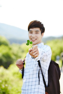 포토 JPG 주간 식물 라이프스타일 남자 여유 맨라이프 여행 잎 가방 배낭 모션 휴식 한국 한명 서기 미소 들기 사람 동양인 상반신 20대 성인 야외 앞모습 아웃포커스 활발 한국인 농촌 시골 즐거움 배낭여행 활기 경기도 세잎클로버 양평 유명산 남자만 남자한명만 성인남자만 청년만 청년남자만 청년남자한명만 성인한명만 성인남자한명만 성인만 국내포토 자연요소 1 잡화 감정 아시아 뷰포인트 컨셉 산 촬영기법 표정 인종 청년 생활 클로버 파일형식