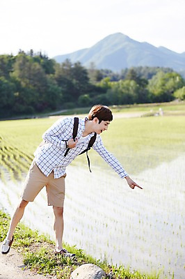 포토 JPG 주간 전신 식물 라이프스타일 응시 남자 여유 맨라이프 여행 배낭 모션 휴식 한국 논 한명 서기 사람 동양인 손짓 20대 성인 야외 앞모습 활발 한국인 벼 농촌 시골 가리킴 구경 즐거움 배낭여행 활기 경기도 양평 유명산 남자만 남자한명만 성인남자만 청년만 청년남자만 청년남자한명만 성인한명만 성인남자한명만 성인만 국내포토 자연요소 1 시선 감정 아시아 뷰포인트 컨셉 농업 가방 산 곡류 인종 청년 생활 파일형식
