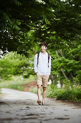 포토 JPG 주간 전신 나무 식물 라이프스타일 남자 여유 맨라이프 여행 배낭 모션 휴식 한국 한명 미소 사람 동양인 20대 성인 야외 앞모습 걷기 활발 한국인 구경 즐거움 배낭여행 활기 경기도 양평 유명산 남자만 남자한명만 성인남자만 청년만 청년남자만 청년남자한명만 성인한명만 성인남자한명만 성인만 국내포토 자연요소 1 감정 아시아 뷰포인트 컨셉 가방 산 표정 인종 청년 생활 파일형식
