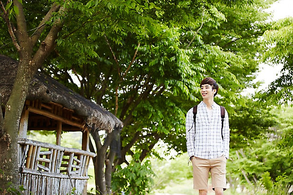 포토 JPG 주간 나무 식물 라이프스타일 남자 여유 맨라이프 여행 배낭 모션 휴식 한국 한명 사람 동양인 상반신 20대 성인 야외 앞모습 걷기 활발 한국인 구경 즐거움 배낭여행 정자 활기 경기도 양평 유명산 남자만 남자한명만 성인남자만 청년만 청년남자만 청년남자한명만 성인한명만 성인남자한명만 성인만 국내포토 자연요소 1 건축물 감정 아시아 뷰포인트 컨셉 가방 산 인종 청년 생활 파일형식