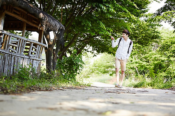 포토 JPG 주간 전신 나무 식물 라이프스타일 남자 여유 맨라이프 여행 배낭 모션 휴식 한국 한명 서기 들기 사람 동양인 손짓 20대 성인 야외 앞모습 걷기 활발 한국인 농촌 시골 가리킴 구경 즐거움 배낭여행 정자 활기 경기도 양평 유명산 남자만 남자한명만 성인남자만 청년만 청년남자만 청년남자한명만 성인한명만 성인남자한명만 성인만 국내포토 자연요소 1 건축물 감정 아시아 뷰포인트 컨셉 가방 산 인종 청년 생활 파일형식