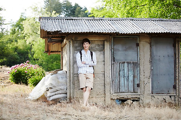 포토 JPG 주간 전신 라이프스타일 남자 여유 맨라이프 여행 배낭 모션 휴식 주택 한국 한명 서기 미소 사람 동양인 20대 성인 야외 앞모습 팔짱 기댐 활발 한국인 농촌 시골 빈티지 즐거움 배낭여행 활기 경기도 양평 유명산 남자만 남자한명만 성인남자만 청년만 청년남자만 청년남자한명만 성인한명만 성인남자한명만 성인만 국내포토 자연요소 1 감정 아시아 뷰포인트 컨셉 가방 산 표정 인종 청년 건물 생활 파일형식