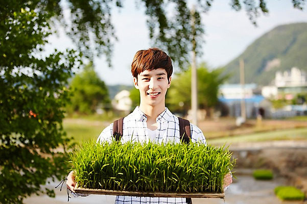 포토 JPG 주간 식물 라이프스타일 남자 여유 맨라이프 여행 모션 휴식 한국 논 한명 서기 미소 들기 사람 동양인 상반신 20대 성인 야외 앞모습 활발 한국인 벼 농촌 시골 즐거움 배낭여행 활기 경기도 모종 양평 유명산 못자리 남자만 남자한명만 성인남자만 청년만 청년남자만 청년남자한명만 성인한명만 성인남자한명만 성인만 국내포토 자연요소 1 감정 아시아 뷰포인트 컨셉 농업 산 곡류 표정 인종 청년 생활 파일형식