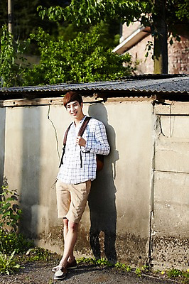 포토 JPG 주간 전신 라이프스타일 남자 여유 벽 맨라이프 여행 배낭 모션 휴식 주택 한국 그림자 한명 서기 미소 사람 동양인 20대 성인 야외 앞모습 기댐 활발 한국인 농촌 시골 즐거움 배낭여행 활기 경기도 양평 유명산 남자만 남자한명만 성인남자만 청년만 청년남자만 청년남자한명만 성인한명만 성인남자한명만 성인만 국내포토 자연요소 1 감정 아시아 뷰포인트 컨셉 가방 산 표정 인종 청년 건물 생활 파일형식