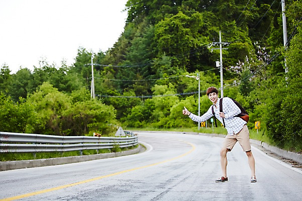 포토 JPG 주간 전신 나무 식물 라이프스타일 남자 도로 여유 맨라이프 여행 배낭 모션 휴식 한국 한명 서기 미소 사람 동양인 손짓 20대 성인 야외 앞모습 활발 한국인 즐거움 배낭여행 활기 경기도 양평 유명산 히치하이킹 남자만 남자한명만 성인남자만 청년만 청년남자만 청년남자한명만 성인한명만 성인남자한명만 성인만 국내포토 자연요소 1 감정 아시아 길 뷰포인트 컨셉 가방 교통시설 산 표정 인종 청년 생활 파일형식