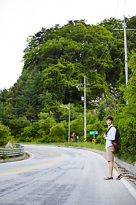 포토 JPG 주간 전신 나무 식물 라이프스타일 남자 도로 여유 맨라이프 여행 배낭 모션 휴식 한국 한명 서기 미소 사람 동양인 20대 성인 야외 옆모습 활발 한국인 즐거움 배낭여행 활기 경기도 양평 유명산 남자만 남자한명만 성인남자만 청년만 청년남자만 청년남자한명만 성인한명만 성인남자한명만 성인만 국내포토 자연요소 1 감정 아시아 길 뷰포인트 컨셉 가방 교통시설 산 표정 인종 청년 생활 파일형식